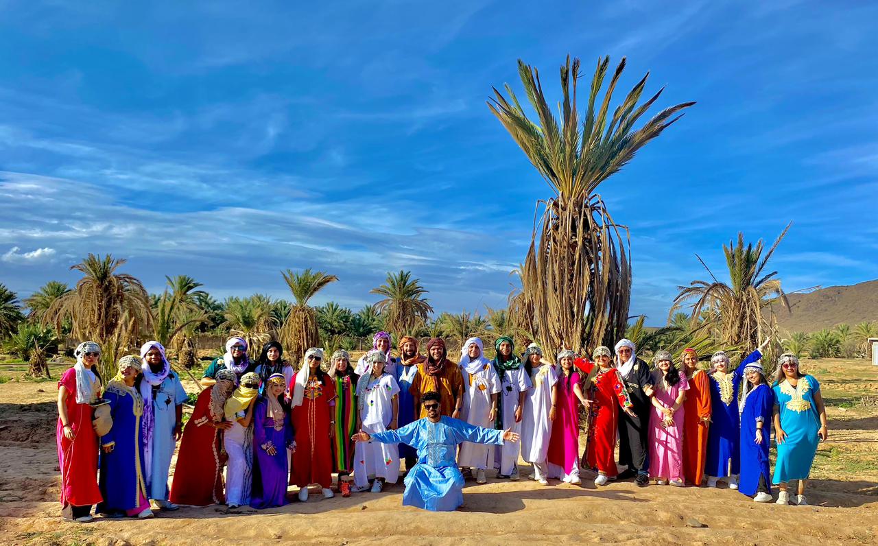 Grupo de viajeros en Marruecos con trajes bereberes — Viajes Tours en Marruecos