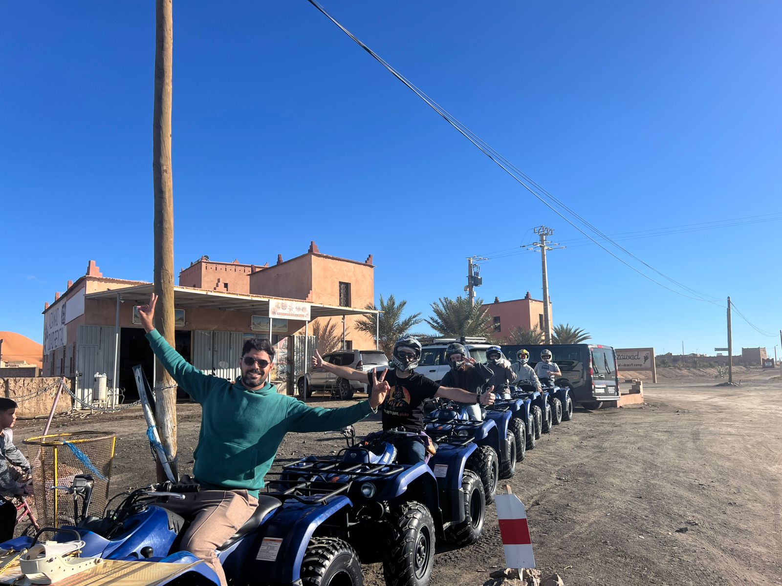 Tour en quad — grupo de viajeros en el desierto