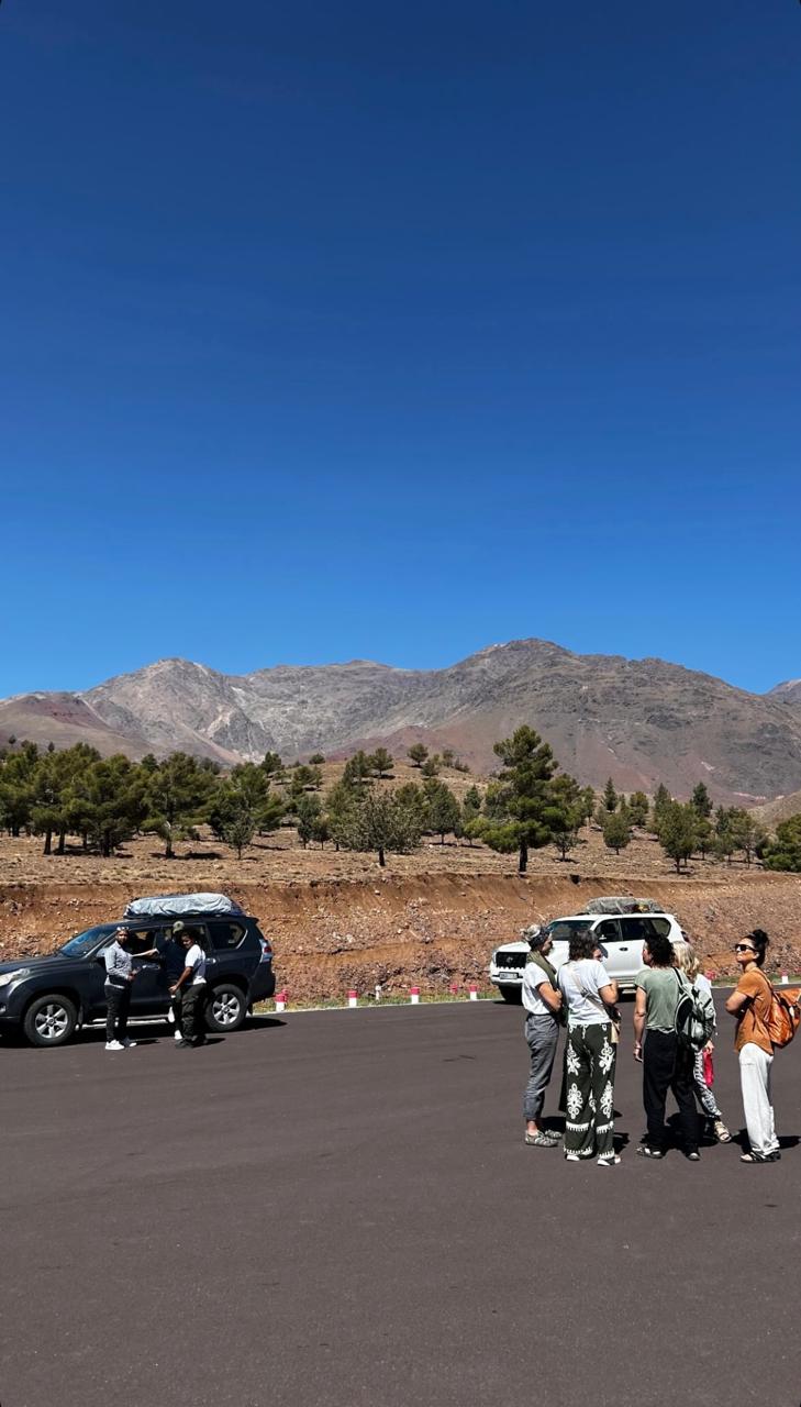 Grupo con nuestro 4x4 privado en el sur de Marruecos